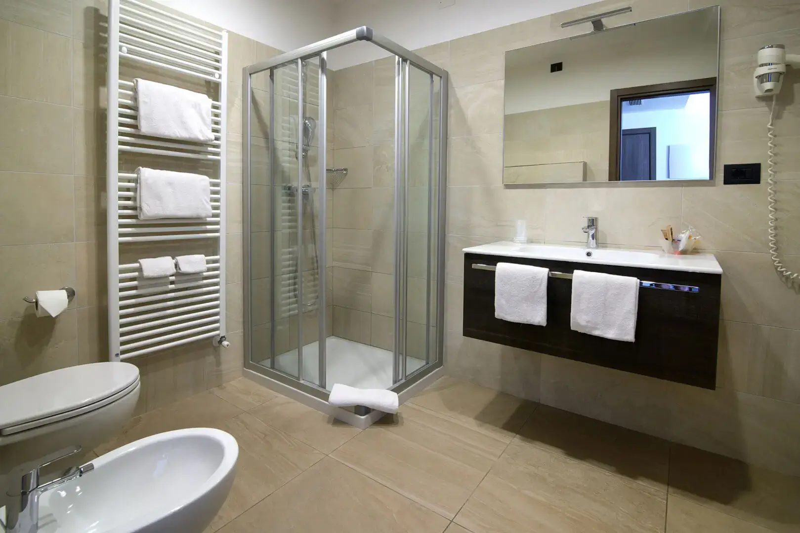 Bagno moderno con doccia e lavandino elegante.