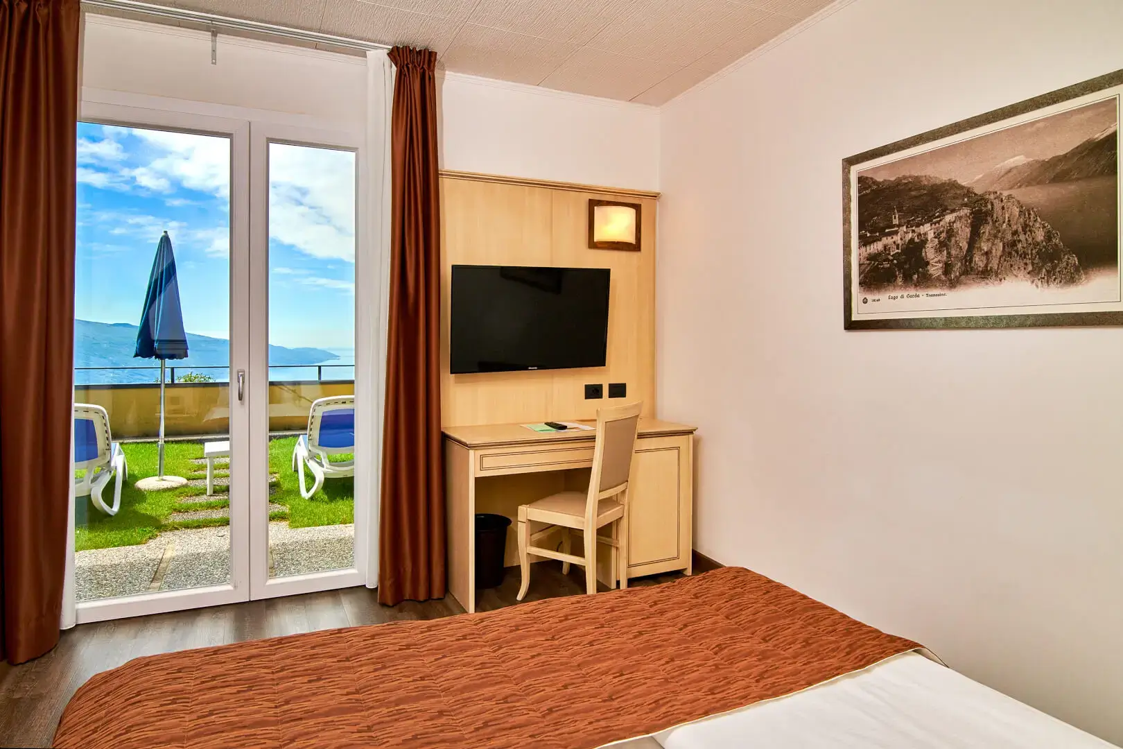 Camera d'albergo con vista mare e terrazza.