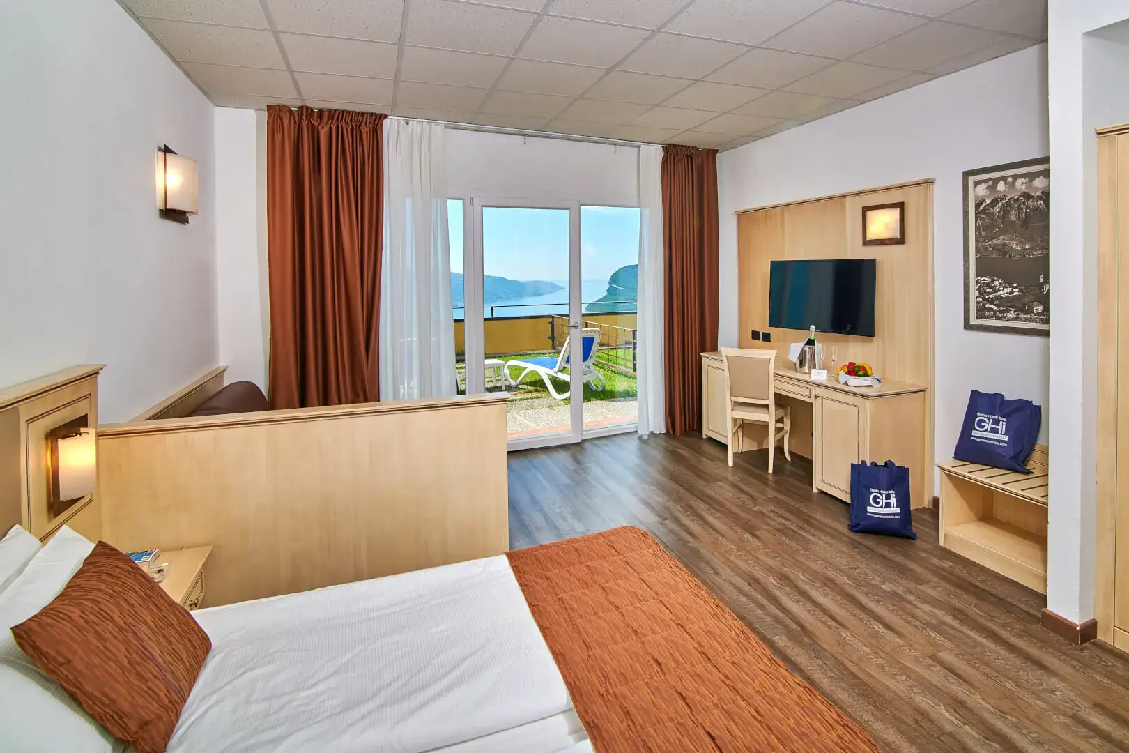 Camera da letto d'albergo con vista panoramica.