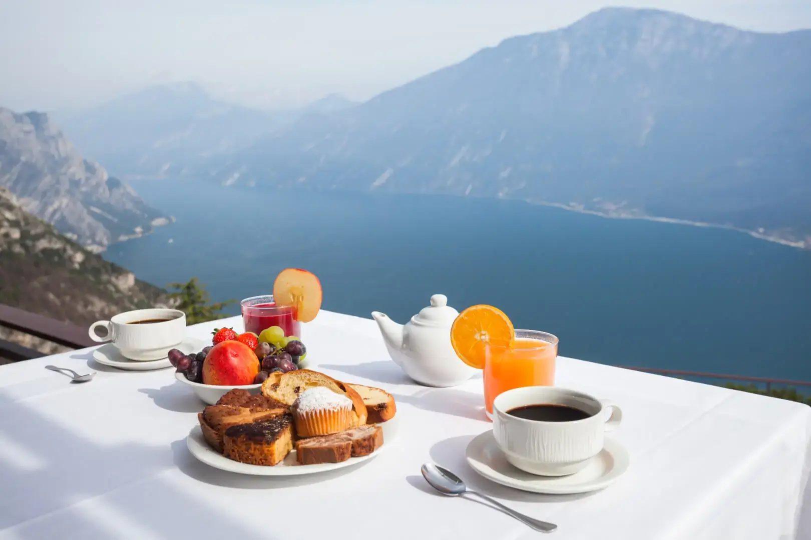 Colazione vista lago montagne soleggiate.