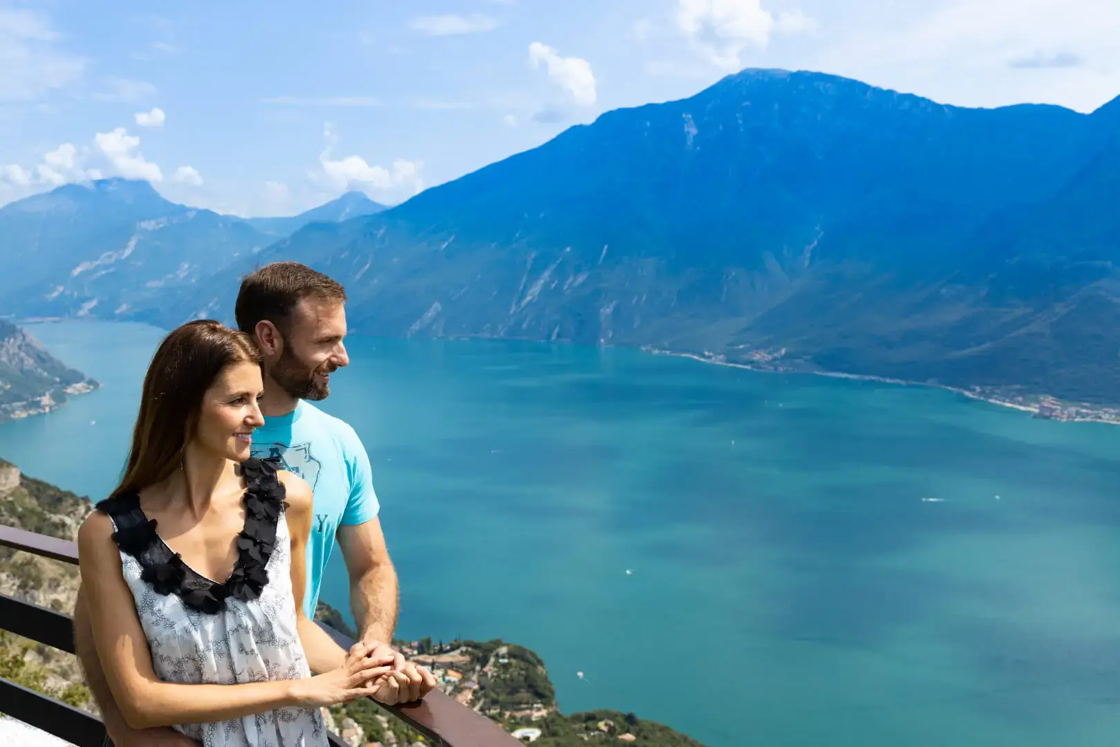 Coppia felice davanti a lago di montagna.