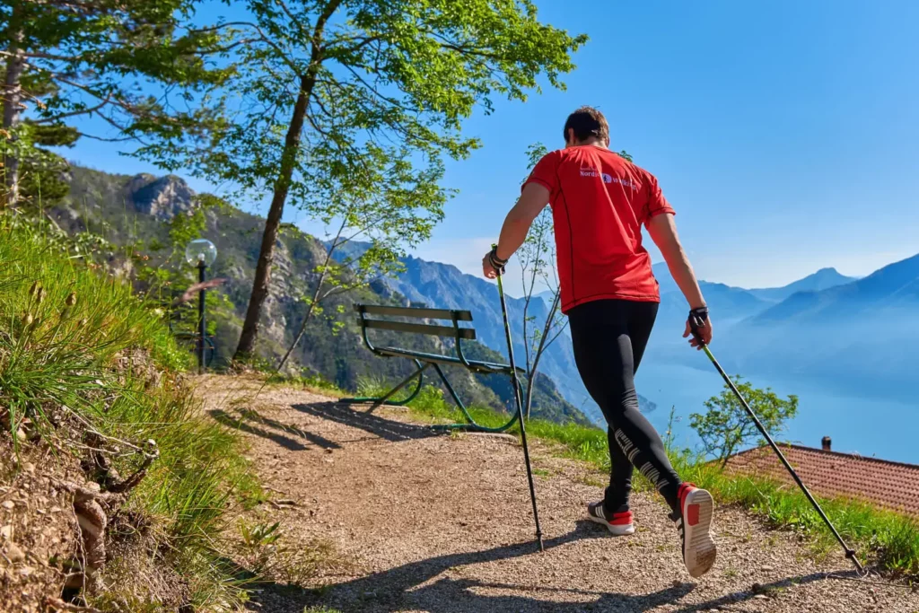 Persona che fa nordic walking in montagna.