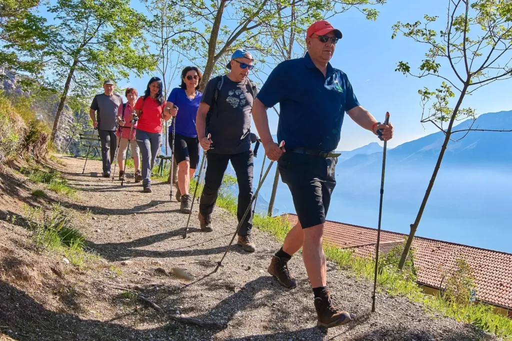 Gruppo di persone che fa trekking in montagna.