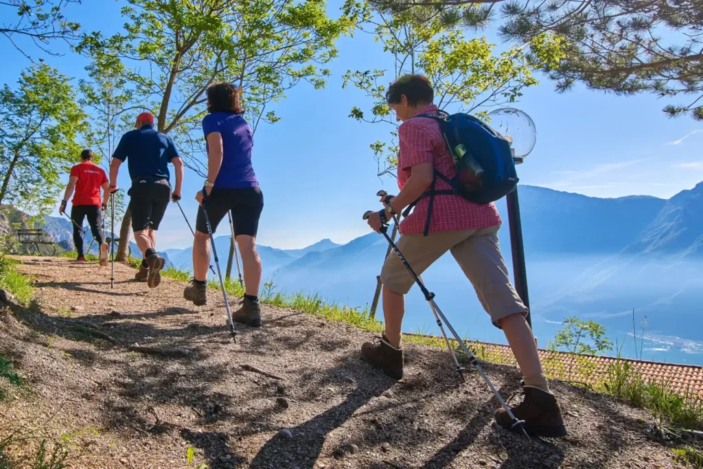 Persone che fanno trekking in montagna con vista panoramica.
