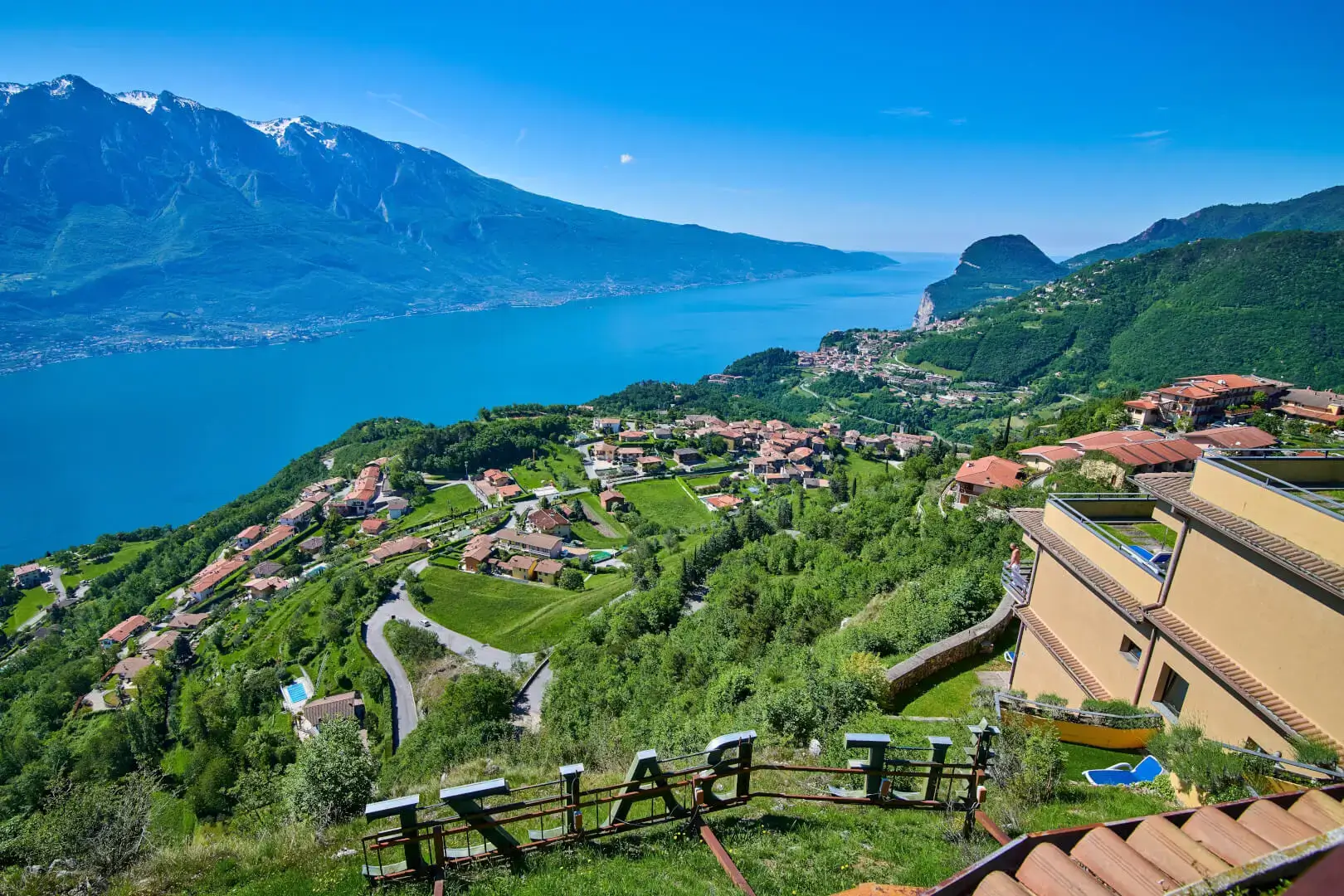 Vista panoramica sul Lago di Garda, Italia.