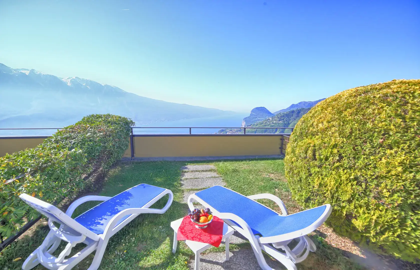 Terrazza con vista lago e sdraio relax.