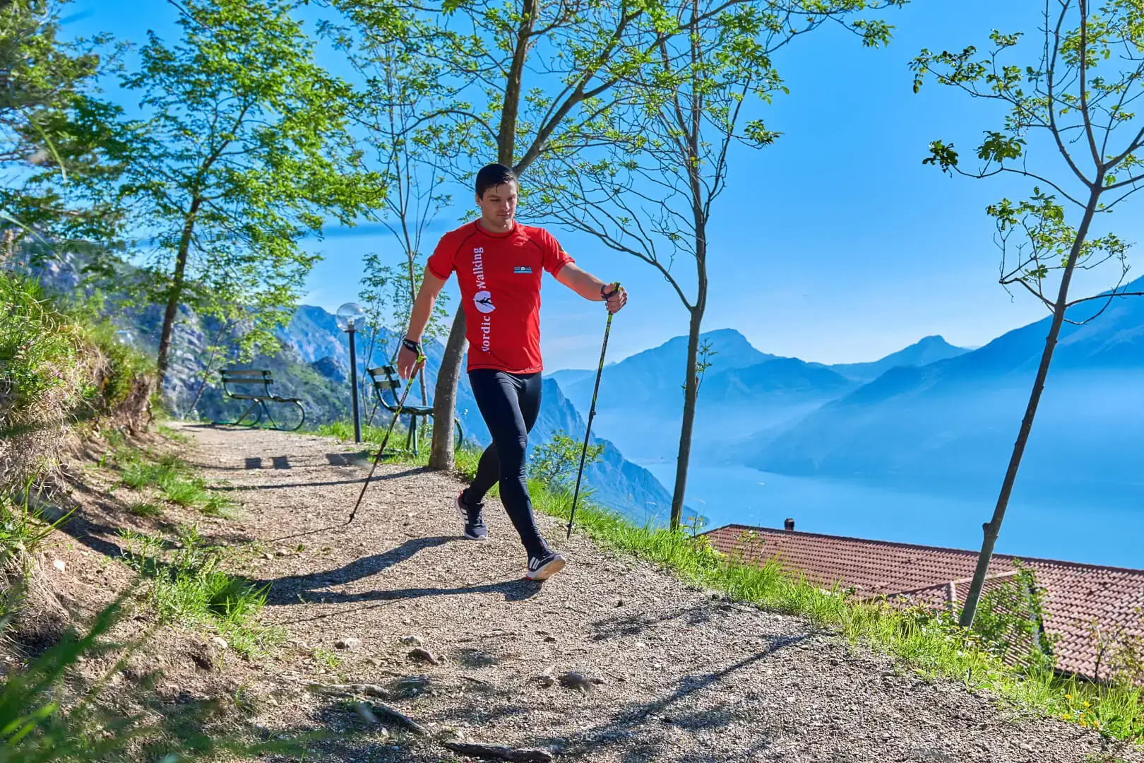 Uomo fa jogging in montagna con vista lago.