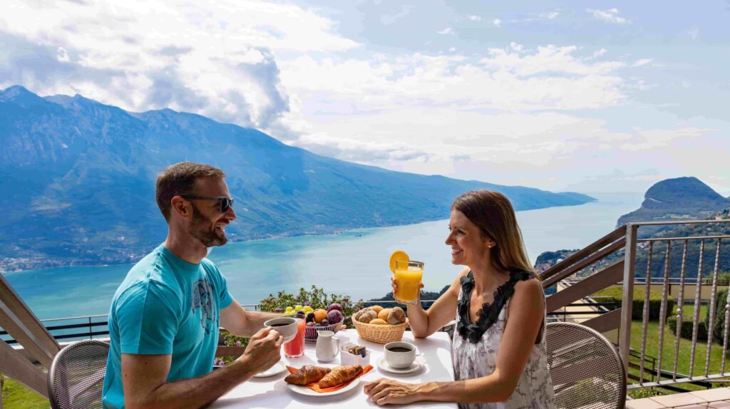 Due clienti dell'Hotel le Balze si gustano la loro ricca colazione