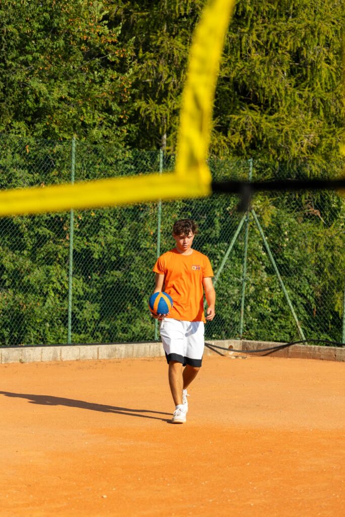 Ragazzo gioca a pallavolo